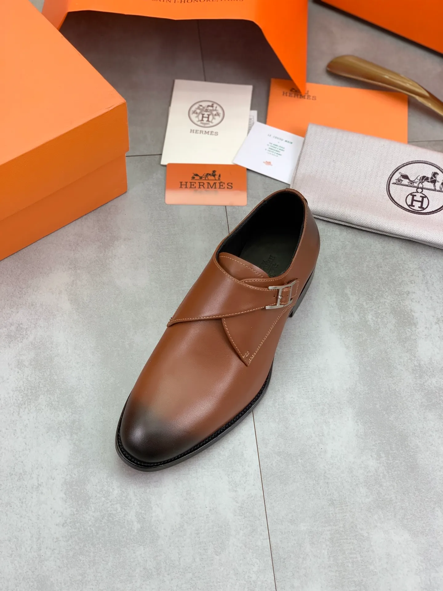 Factory price P940 💰💎💎💎 Original genuine leather outsole Brand: Hermès Grade: Same as the official website Original quality materials: Original soft calfskin Water-dyed cowhide lining Original Italian genuine leather outsole Style categories: Men's fashion Formal casual leather shoes Slip-on men's shoes series Young fashion European and American trends British style Code number: 39-45 (38.46 can be customized)